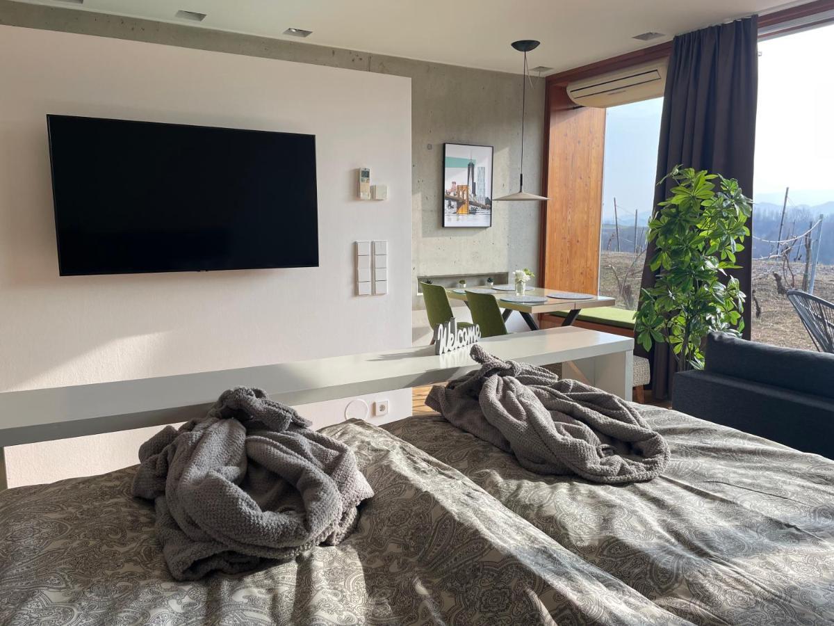 *Brandnew* Modernes Apartment In Den Weinbergen Mit Pool Und Sauna Spielfeld Exterior photo
